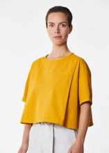 Laden Sie das Bild in den Galerie-Viewer, T-Shirt in Ocre, Blau und Weiß
